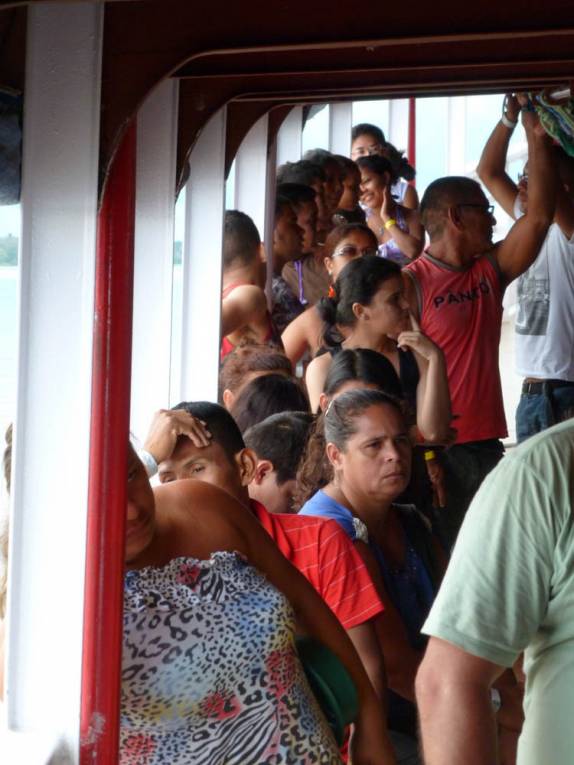 Barco cheio no trecho entre Coari e Codajás, no Baixo Solimões, a caminho de Manaus, no Amazonas